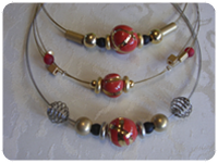 Halsketten mit rot-goldenen Keramikkugeln